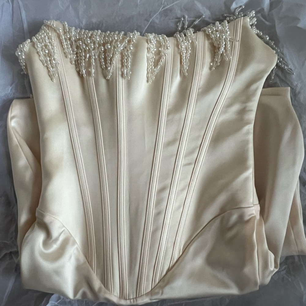 House of CB ‘Nalita ’ Dainty Ivory Pearl Embellished Corset Dress - Picture 7 of 12